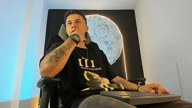 liaamsmiith  online show from November 1, 2025, 11:56 am