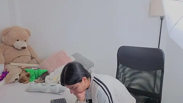 valerihouse online show from September 19, 2025, 1:07 am