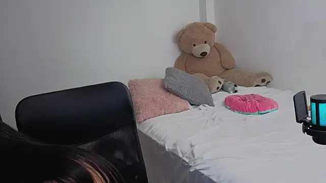 valerihouse online show from April 3, 2026, 1:36 am