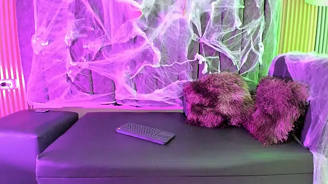 Snapshot of Rowan_Mills chatting on October 7, 2025, 8:17 pm Rowan Mills online show from October 7, 2025, 8:17 pm