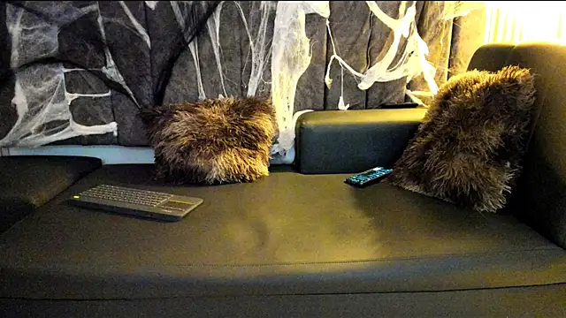 Snapshot of Rowan_Mills chatting on October 28, 2025, 8:33 pm Rowan Mills online show from October 28, 2025, 8:33 pm