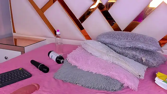 Niicolle Evanss online show from February 10, 2026, 7:40 pm