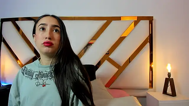 Niicolle Evanss online show from March 22, 2026, 1:36 pm