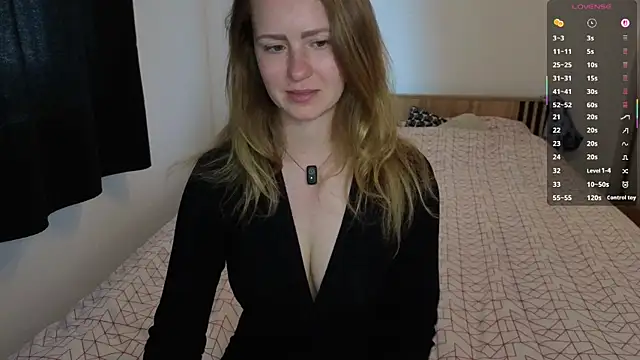 LyraHotty online show from May 3, 2026, 2:12 pm