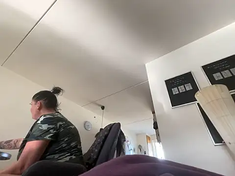 Snapshot of Tina-Maria chatting on October 18, 2025, 11:44 am Tina-Maria online show from October 18, 2025, 11:44 am