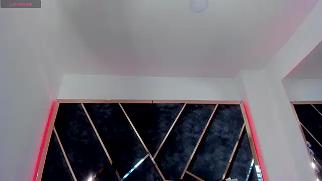 SusanaHenao online show from September 8, 2025, 5:23 pm