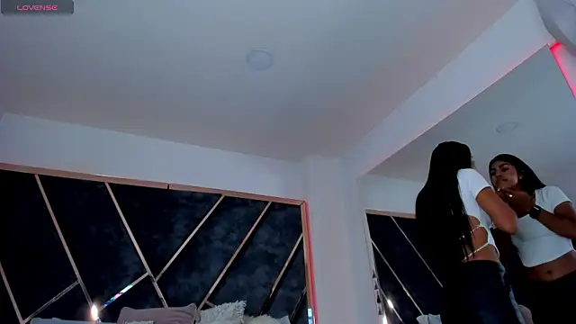 SusanaHenao online show from November 18, 2025, 7:07 pm