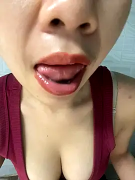 Yumii 09 online show from October 4, 2025, 9:13 pm