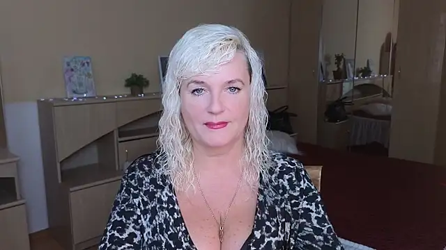 Snapshot of Vina_Vision chatting on October 6, 2025, 10:12 am Vina Vision online show from October 6, 2025, 10:12 am