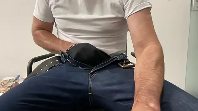 Snapshot of harrys74 chatting on November 3, 2025, 4:30 pm harrys74 online show from November 3, 2025, 4:30 pm