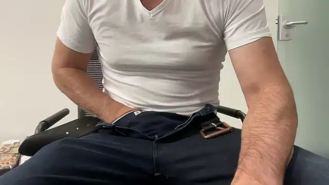 Snapshot of harrys74 chatting on November 4, 2025, 5:34 pm harrys74 online show from November 4, 2025, 5:34 pm