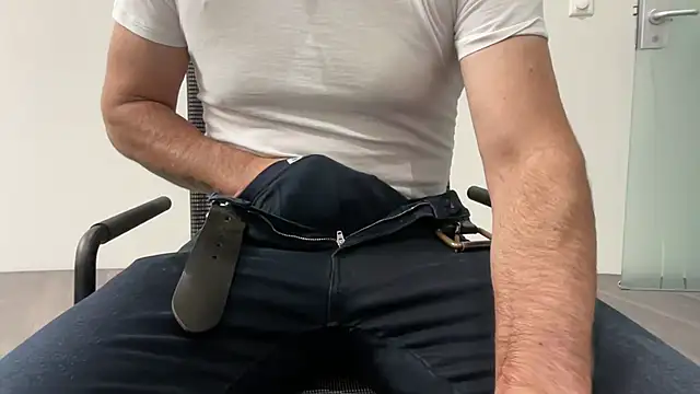 Snapshot of harrys74 chatting on November 10, 2025, 12:15 pm harrys74 online show from November 10, 2025, 12:15 pm