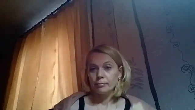 LiluXRose online show from October 14, 2025, 9:54 am