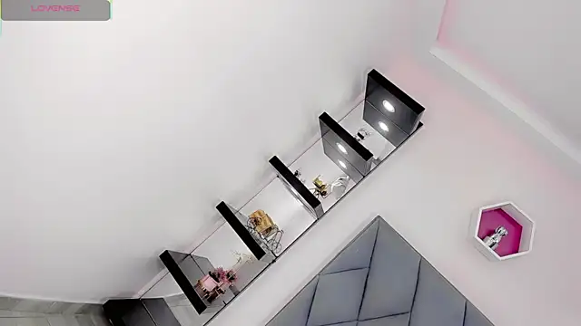 Amira Ember online show from November 27, 2025, 8:33 pm