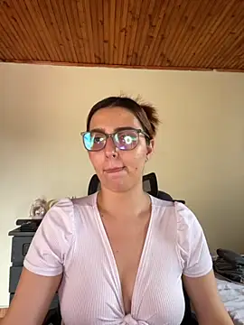 CoraVibes online show from September 27, 2025, 7:52 pm