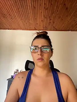 CoraVibes online show from October 4, 2025, 8:07 pm