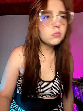 CoraVibes online show from November 5, 2025, 7:36 pm