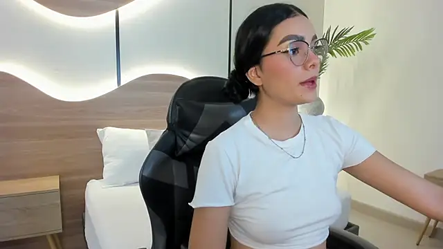 Snapshot of emily_tolson chatting on December 2, 2025, 7:09 pm emily tolson online show from December 2, 2025, 7:09 pm