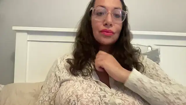 Snapshot of RosaFreya chatting on May 27, 2026, 2:58 pm RosaFreya online show from May 27, 2026, 2:58 pm