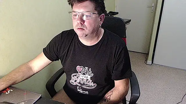 blueandwhite1 online show from November 20, 2025, 3:56 pm