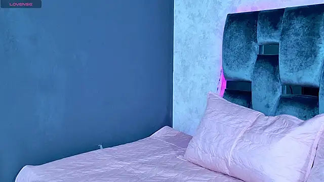 Luna sophya online show from September 27, 2025, 11:48 am