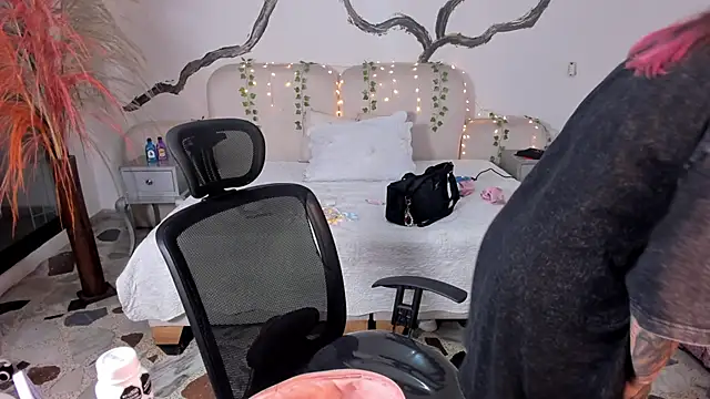 SarahCastro1  online show from October 1, 2025, 5:02 am