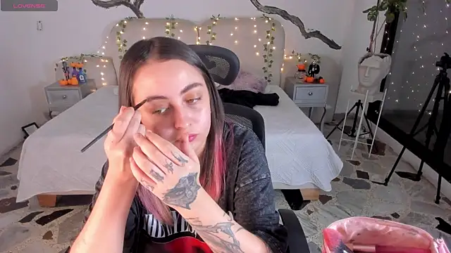 SarahCastro1  online show from October 28, 2025, 4:27 am