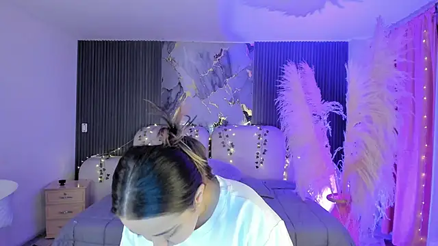 SarahCastro1  online show from April 2, 2026, 4:21 am