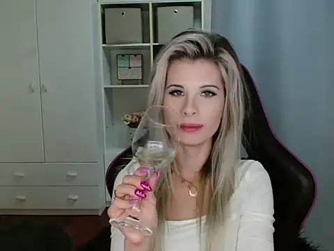 KristineGlow online show from November 6, 2025, 7:26 pm