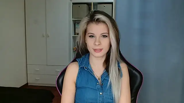 KristineGlow online show from March 19, 2026, 7:23 am