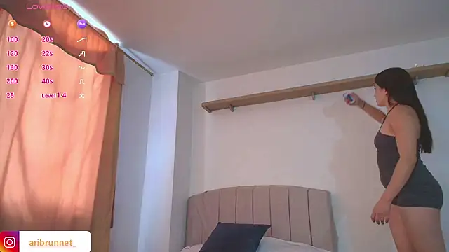 BrunnetAri  online show from November 1, 2025, 6:21 pm