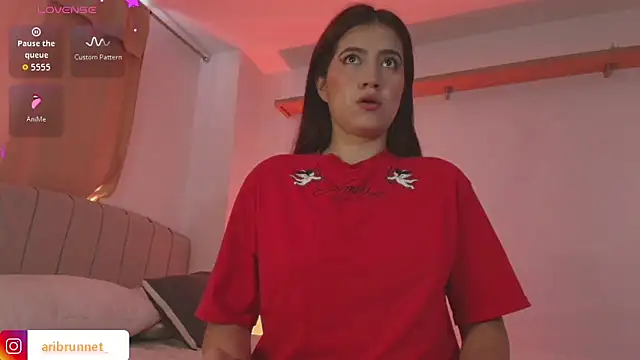 BrunnetAri  online show from December 22, 2025, 5:21 pm