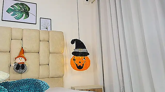 elizawiliamst online show from October 18, 2025, 1:34 pm