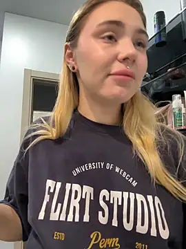 LunaMillie online show from September 12, 2025, 4:34 am