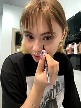 LunaMillie online show from December 1, 2025, 9:47 am