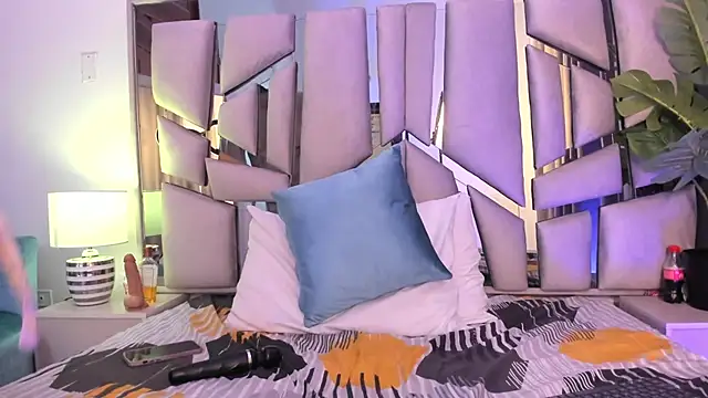 Snapshot of _valeria_saenz_ chatting on October 30, 2025, 8:27 am valeria saenz online show from October 30, 2025, 8:27 am