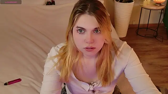 Evie Vall online show from November 28, 2025, 5:26 pm