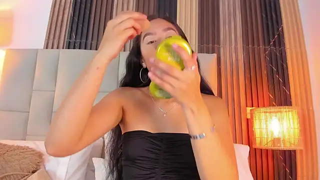 Nicolqueen  online show from April 9, 2026, 11:15 am