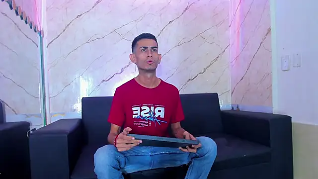 Snapshot of Golldens_Dreamss chatting on December 4, 2025, 12:14 pm Golldens Dreamss online show from December 4, 2025, 12:14 pm
