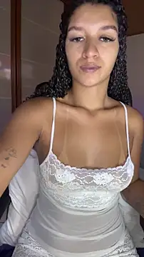 larajuli online show from April 26, 2026, 7:44 pm