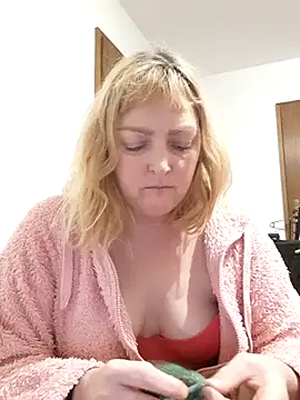 LiluLiluLilu online show from November 6, 2025, 5:58 pm