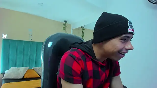 Muscle Scott online show from December 1, 2025, 12:32 pm