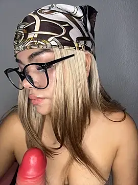 Dakota-Lona online show from March 12, 2026, 9:43 pm