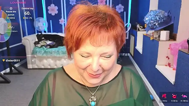 Kira Kenett online show from December 1, 2025, 7:24 am