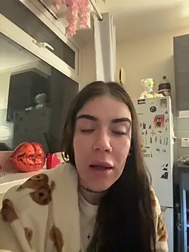 valentinalamont online show from September 13, 2025, 12:54 am