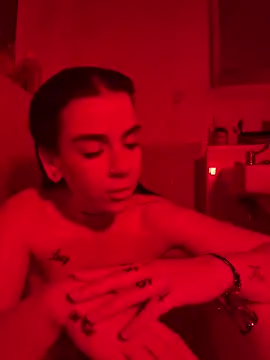 valentinalamont online show from October 9, 2025, 7:34 pm