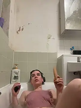 valentinalamont online show from December 5, 2025, 4:36 pm