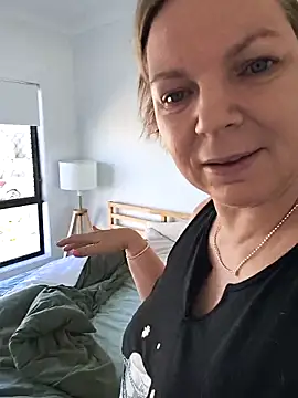 aussiepeaches online show from April 12, 2026, 3:22 am