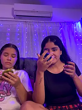 Snapshot of Ashley_and_Zoe chatting on September 9, 2025, 12:43 am Ashley and Zoe online show from September 9, 2025, 12:43 am