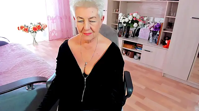 HotandMature online show from April 10, 2026, 9:25 am